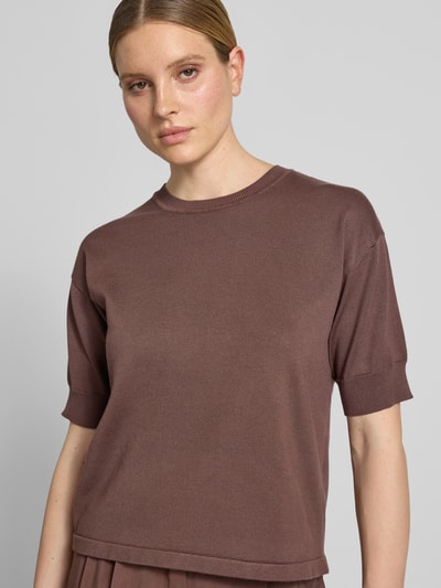 Frauenmodel trägt Strickshirt mit Rundhalsausschnitt Modell 'morla' von B.Young, Damen, Regular-Fit, braun, Nahaufnahme Oberkörper. Rückenlänge bei Größe S: 54 cm, Ärmellänge bei Größe S: 23 cm.