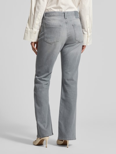 Männermodel trägt Flared Jeans mit Eingrifftaschen Modell 'Mary' von BRAX, szary kolor, szerokość w rozmiarze 36: 41 cm, Ganzkörperansicht Rückansicht.
