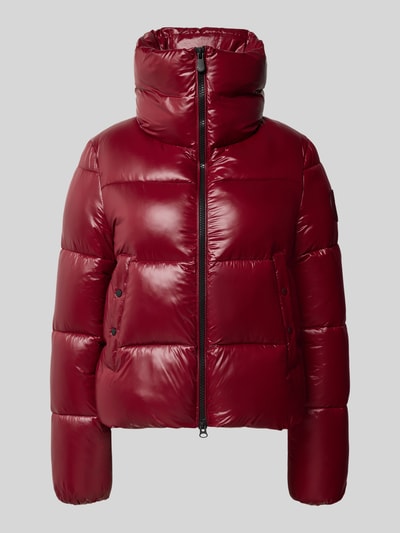 Produktfoto, glänzende rote Regular Fit Steppjacke mit Stehkragen Modell 'Isla' von Save The Duck, Zweiwege-Reißverschluss, Stepp-Optik, Eingrifftaschen, sichtbare strukturierte Nähte, glatte Textur