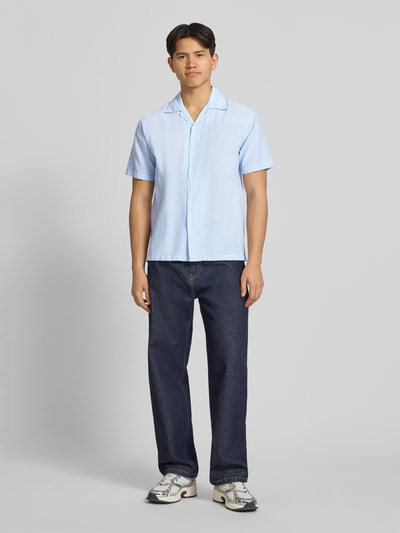 Männermodel trägt Regular Fit Freizeithemd aus Baumwoll-Leinen-Mix von Jack & Jones in Hellblau, Modell BREEZE, Ganzkörperansicht von vorne