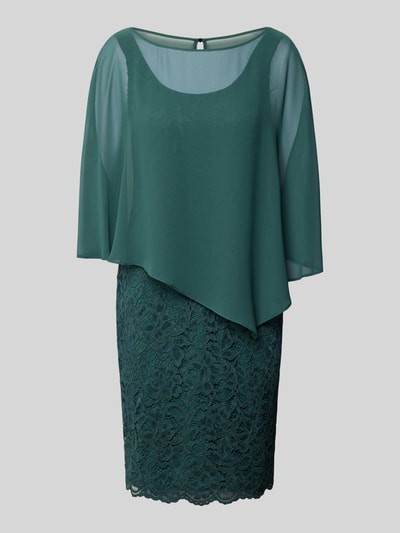 Frauenmodel trägt knielanges Cocktailkleid im 2-in-1-Look von Vera Mont, Material-Mix mit Stretch-Anteil, Spitze, gerader Schnitt, Ganzkörperansicht von vorne.
