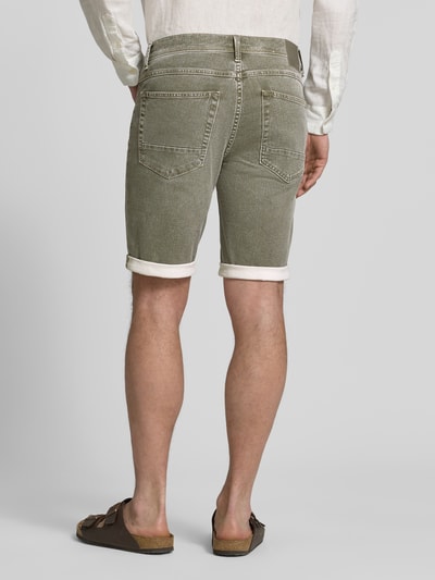 Männermodel trägt Regular Fit Jeansshorts aus Baumwoll-Mix von Brax in Optik: Unifarben, 5-Pocket-Design, Ganzkörperansicht Rückansicht.
