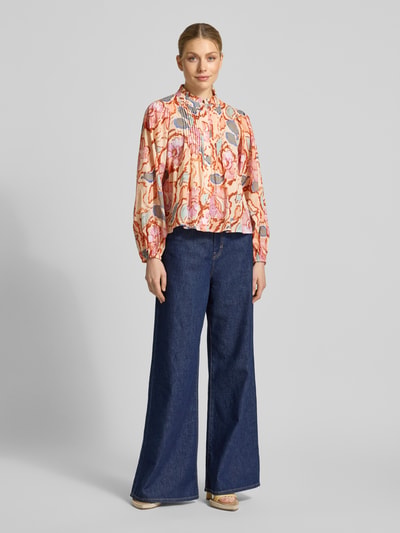Modelka kobieca nosi Regular Fit Bluzę ze stójką model 'LEYA' od SUNCOO PARIS z czystej bawełny, kolorowy wzór allover, długość tyłu 57 cm, długość rękawa 59 cm, przód, widok całej sylwetki.