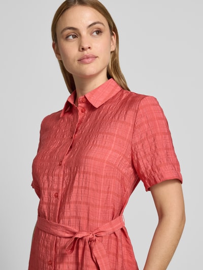 Vrouwenmodel draagt Hemdblusenkleid aus Viskose-Lyocell-Mix mit Bindegürtel van Jake*s Casual met structuurpatroon, koraalrood, overhemdkraag, A-lijn, knielengte, strikceintuur, borstwijdte maat 36: 36 cm, ruglengte: 98 cm, mouwlengte: 24 cm, Nahaufnahme bovenlichaam.