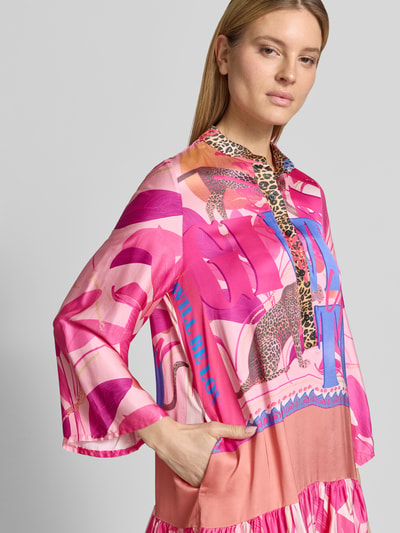Frauenmodel trägt Relaxed Fit Minikleid aus reiner Viskose mit Animal-Print von miss goodlife, mehrfarbig, Stehkragen, Knopfleiste, Langärmelig, Nahaufnahme Oberkörper.