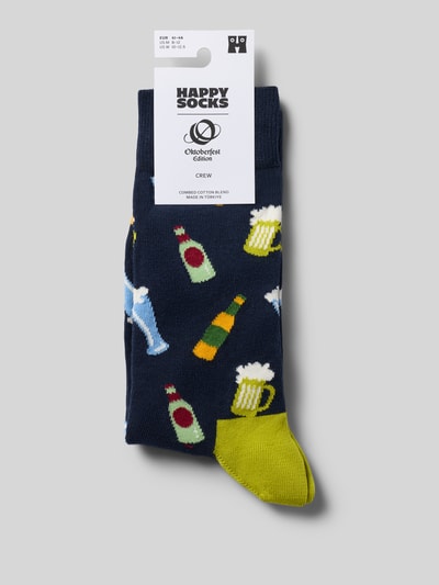 Produktfoto, Socken mit Label-Print Modell 'Beer' von Happy Socks, dunkelblau mit buntem Bier- und Flaschenmotiv, gelbe Kontrastspitze, elastisches Rippbündchen, Herren Socken, Kontext Happy Socks