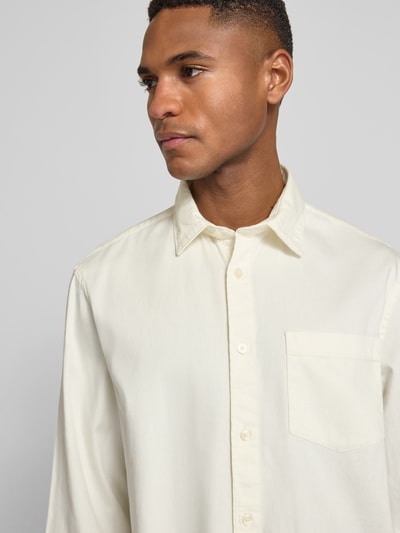 Männermodel trägt Regular Fit vrijetijdsoverhemd van biologisch katoen model 'CARLO' van SELECTED HOMME, effen kleuren, nahaufnahme oberkörper.
