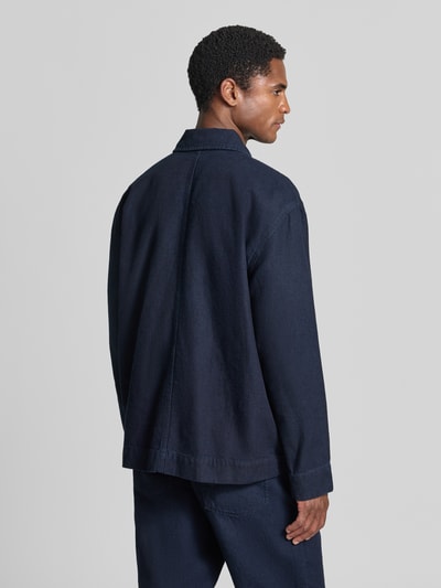 Männermodel trägt dunkelblaues Relaxed Fit Freizeithemd aus Baumwoll-Hanf-Mix Modell 'PAZ' von Selected, Herren Freizeithemd, Ganzkörperansicht Rückansicht.