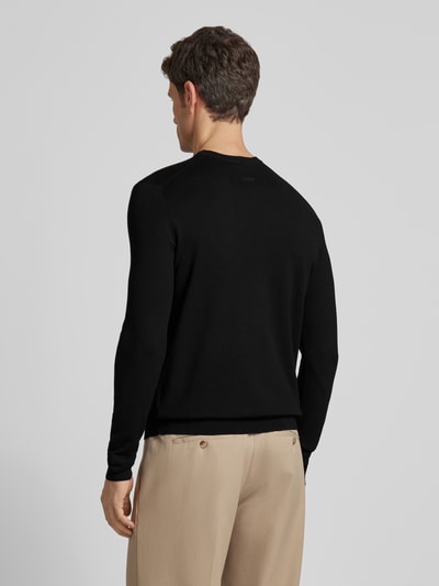 Męski model nosi Regular Fit Strickpullover aus Viskose-Mix Modell 'SAN CODY-CV' od HUGO, czarny, gładka dzianina, widok całej sylwetki z tyłu.