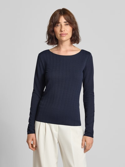 Frauenmodel trägt Regular Fit Longsleeve mit Strukturmuster von Emporio Armani in Dunkelblau mit Rundhalsausschnitt, elastischer Material-Mix, langärmliges Design, Rückenlänge bei Größe S 57 cm, Ganzkörperansicht von vorne.
