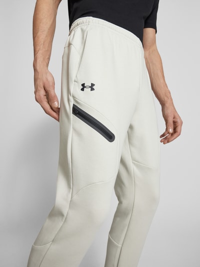 Under Armour Relaxed Fit Sweatpants mit Logo-Print Modell 'Unstoppable' Offwhite 3