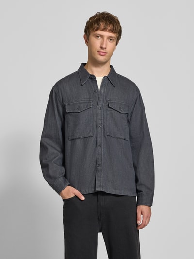 Mannenmodel draagt donkergrijs relaxed fit jeanshemd uit pure katoen, Relaxed Fit Jeanshemd aus reiner Baumwolle van levi's®, Ganzlichaamsaanzicht van voren, Heren Jeanshemd van levi's®