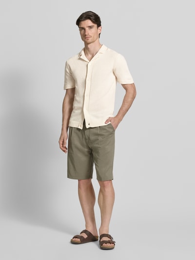 Männermodel trägt Regular Fit Freizeithemd mit Reverskragen Modell 'LINDHOLM' von Casual Friday, Material-Mix, Knopfleiste, gerippte Abschlüsse, Ganzkörperansicht von vorne.