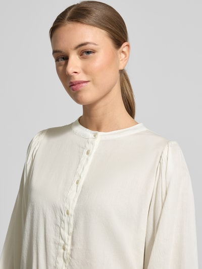 Frauenmodel trägt Regular Fit Bluse mit Rundhalsausschnitt Modell 'FAVIOLA' von 0039 Italy aus reiner Baumwolle, Nahaufnahme Oberkörper.