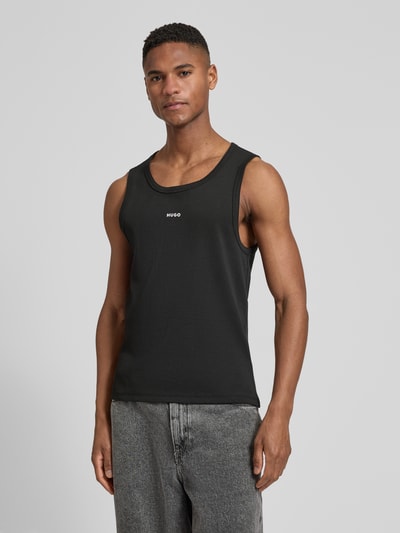 Mannelijk model draagt Slim Fit Tank Top aus Baumwoll-Mix model 'DAPOTA' van HUGO, look: effen, labelapplicatie, ronde hals, fijnrib, katoenmix, bovenstuk, Ganzkörperansicht van voren.