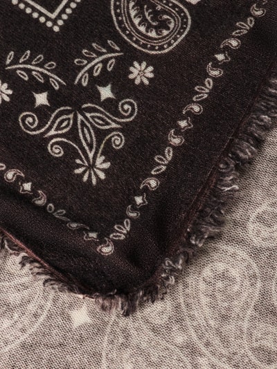 Produktfoto, Schal aus Woll-Kaschmir-Mix mit Paisley-Muster von Smith and Soul, dunkle und helle Naturtöne, dreieckig mit Fransen, weiche Textur