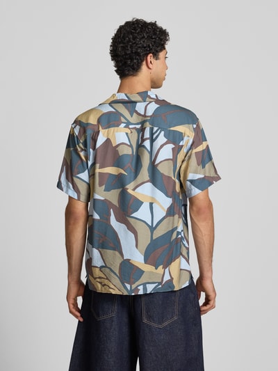 Männermodel trägt Regular Fit Freizeithemd im Allover-Look Modell 'TAVIRA MARSHALL' von Jack & Jones, Muster in Braun, Beige, Blau, Viskose-Mix, Ganzkörperansicht Rückansicht.