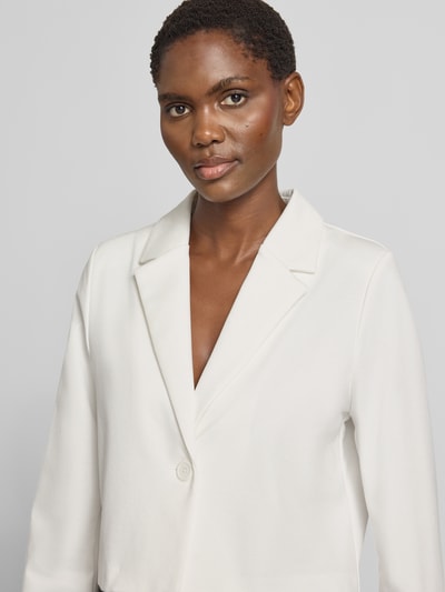 Frauenmodel trägt Regular Fit Blazer mit Viskose-Anteil Modell 'BYRIZETTA' von b.young in Weiß, glatte Textur, Nahaufnahme Oberkörper.