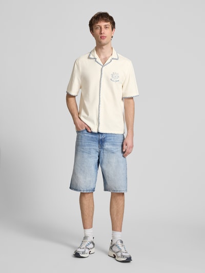 Männermodel trägt Regular Fit Freizeithemd mit umstochener Kante und Reverskragen von REVIEW, Baumwoll-Viskose-Mix, Stitchings, Ganzkörperansicht von vorne.