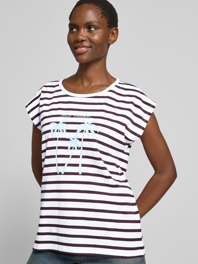 Vrouwenmodel draagt T-shirt met motiefprint model 'Fenjal' van FREE/QUENT, mix van biologisch katoen en elastaan, regular fit, ronde hals, ruglengte maat S 63 cm, streeppatroon, voorkant bovenlichaam close-up.