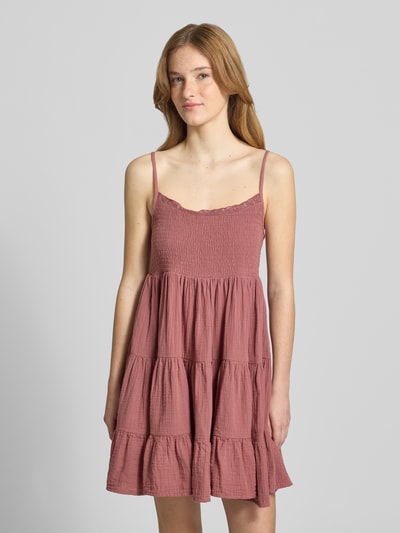Frauenmodel trägt Fit and Flare Freizeitkleid aus reiner Baumwolle Modell 'TILLY' von Only in Altrosa, strukturierte Oberfläche, Ganzkörperansicht von vorne.
