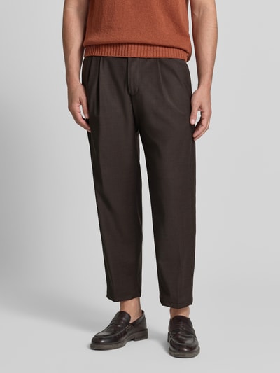 Männermodel trägt dunkelbraune Bundfaltenhose mit Gesäßtaschen Modell 'MARYKO' von DRYKORN, Relaxed Fit, Nahaufnahme Oberkörper.
