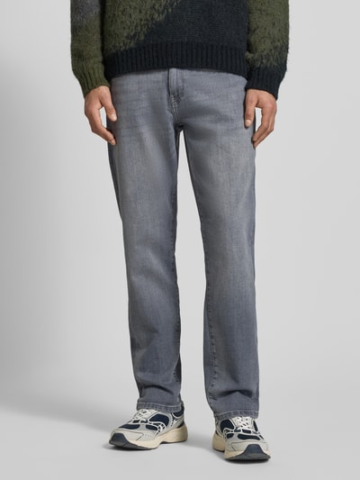 Mężczyzna nosi Regular Fit Jeans aus Baumwoll-Mix od Only & Sons, denimowa tkanina, 5 kieszeni, łatka z logo, widok całej sylwetki z przodu.