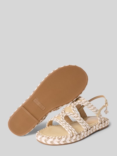 Produktfoto, Sandalette mit Label-Applikation Modell 'KALORE' von Guess in Beige mit abgerundeter Spitze, Riemen mit Dornschließe, Absatzhöhe 3 cm, Damen. Die Textur zeigt geflochtene Riemen und strukturierte Sohle.