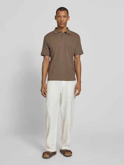 Męski model nosi Regular Fit Poloshirt reiner Baumwolle Modell 'COLE' od SELECTED HOMME, brązowy, struktura, krój regular fit, przód, ujęcie całej sylwetki.