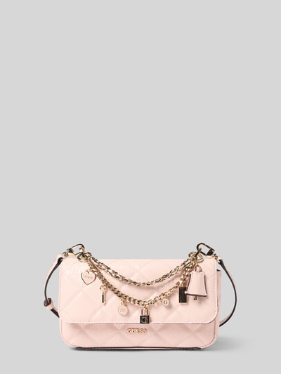 Productfoto, schoudertas met labelapplicatie model 'LIBBY' van Guess, lichtroze met kettingdetail, hoofdvak met magneetsluiting, 24x14x6cm, schouderband 114cm