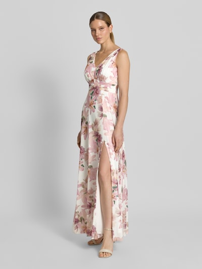 Vrouwenmodel draagt Maxikleid mit V-Ausschnitt und Gehschlitz van Christian Berg Cocktail, a-lijn, allover bloemen, mix van materialen met stretch, lichtroze en pastel, voorkantschuin, geheellichaamsaanzicht van voren.