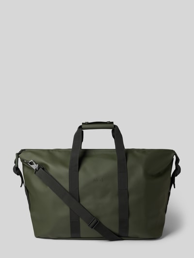 Productfoto, Weekend Bag met logo-detail Model 'Hilo' van Rains, olijfgroen met zwarte banden, hoofdvak met ritssluiting, afneembare schouderband, breedte 64 cm, lengte 40 cm, diepte 24 cm, schouderbandlengte 84 cm