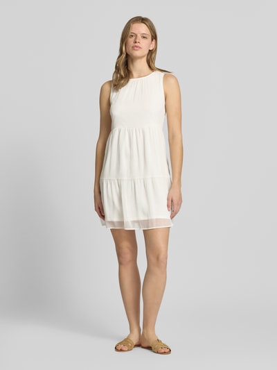 Frauenmodel trägt Regular Fit Chiffonkleid in Crêpe-Optik Modell 'LARA' von Pieces, unifarben, Mini-Länge, breite Träger, Ganzkörperansicht von vorne.