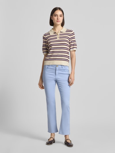 Kobiece model prezentuje Flared Fit Jeans mit Lyocell-Anteil Modell 'Ashley' von MOS MOSH w jasnoniebieskim kolorze, mieszanka lyocellu i bawełny, zapięcie na guzik i zamek błyskawiczny, szerokość w rozmiarze 27: 39 cm, długość wewnętrzna nogawki 72 cm, Ganzkörperansicht von vorne.