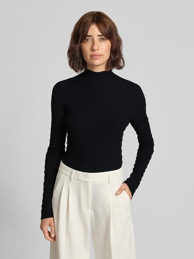Frauenmodel trägt Slim Fit Longsleeve aus Viskose-Mix von Emporio Armani in Schwarz mit Stehkragen und langen Ärmeln, Nahaufnahme Oberkörper.