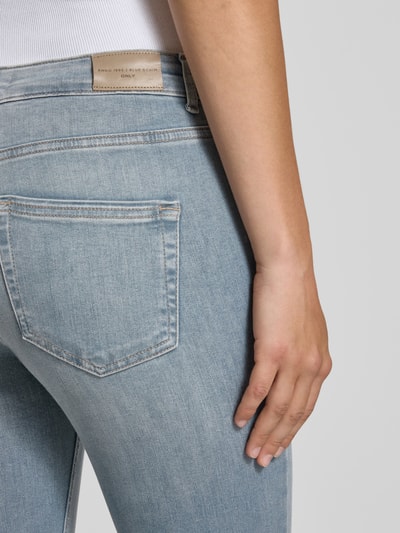 Frauenmodel trägt helle Regular Fit Bootcut-Jeans aus Baumwoll-Mix Modell 'BLUSH' von ONLY, Damen Bootcut-Jeans, Nahaufnahme Rückansicht.