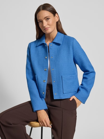 Vrouwenmodel draagt Regular Fit Jack met platte kraag Model 'Nilsa' van MOS MOSH in blauw katoenmix, opgestikte zakken, knoopsluiting, borstwijdte 52 cm, mouwlengte 62 cm, ruglengte 51 cm, voorkant bovenlichaam close-up.