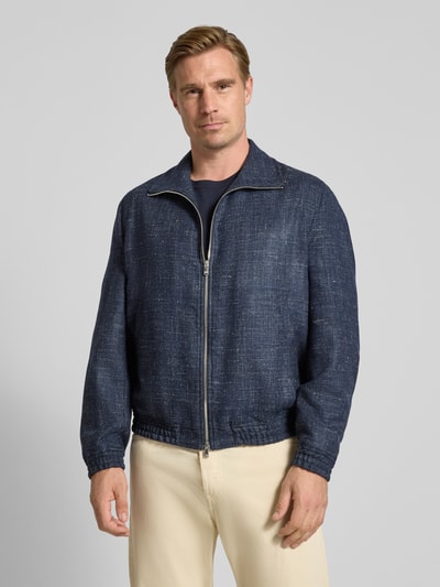 Männermodel trägt Blouson mit Zweiwege-Reißverschluss Modell 'GRALON' von DRYKORN in Dunkelblau, Woll-Mix, Nahaufnahme Oberkörper.