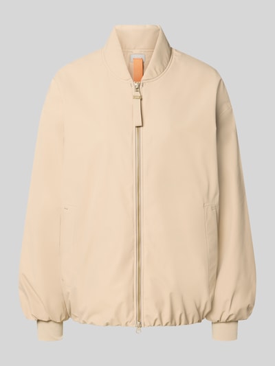 Produktfoto, Bomberjacke mit Stehkragen Modell 'Sofi' von g-lab in beige, elastische mouwboorden, ritssluiting, los model, dames, gladde textuur, Ruglengte maat S: 59 cm, schouderbreedte: 50 cm, borstwijdte: 62 cm, mouwlengte: 57 cm