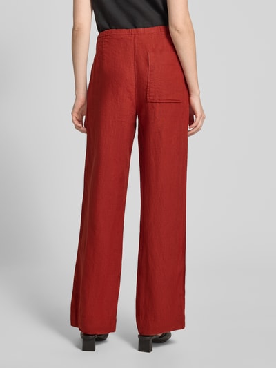 Frauenmodel trägt Straight Fit Leinenhose aus reinem Leinen von Marc O'Polo, Optik: Unifarben, Passform: Loose-Fit, Bundabschluss: Tunnelzug, seitliche Eingrifftaschen, Gesäßtasche, Material: Leinen, Ganzkörperansicht Rückansicht.