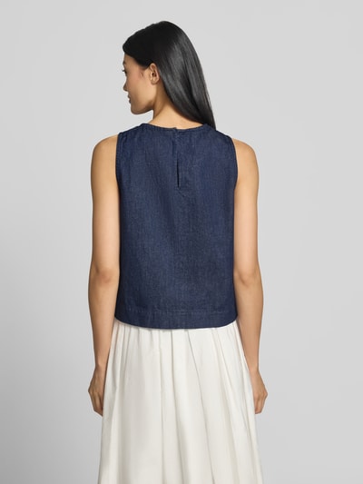 Frauenmodel trägt Regular Fit Kurzarmbluse aus Baumwoll-Leinen-Mix von Marc O'Polo in Dunkelblau, glatte Textur, Ganzkörperansicht Rückansicht, Damen Kurzarmbluse von Marc O'Polo.
