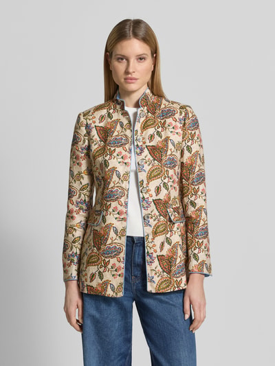 Frauenmodel trägt Slim Fit Blazer aus Leinen mit Stehkragen von WHITE LABEL mit floralem Muster, Pattentaschen, Knopfleiste, Ganzerkörperansicht von vorne, Rückenlänge bei Größe 36: 72 cm, Brustweite: 44 cm, Ärmellänge: 63 cm.