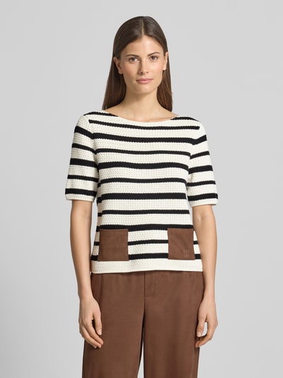 Kobiece modelka nosi Strickshirt mit aufgesetzten Taschen von Oui, mieszanka materiałów z dodatkiem streczu, krój regular fit, okrągły dekolt, nakładane kieszenie, detal z logo, długość tyłu w rozmiarze 36: 52 cm, długość rękawów w rozmiarze 36: 27 cm, paski w kolorze ecru i czarnym, kieszenie w kolorze brązowym, tekstura dzianiny, widok całej sylwetki z przodu