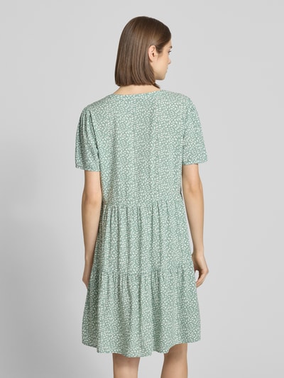 Frauenmodel trägt Tailliertes Sommerkleid aus reiner Viskose Modell 'ZALLY LIFE' von Only, Optik: Allover-Muster, Mini, Ganzkörperansicht Rückansicht.