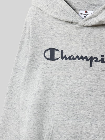 Produktfoto, Hoodie aus Baumwoll-Mix von CHAMPION in Hellgrau mit Label-Print, Kapuze und Känguru-Tasche, strukturierte Oberfläche