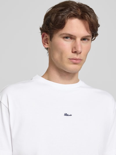 Męski model nosi T-Shirt mit Label-Stitching od BLKVIS z bawełny, krój regular fit, okrągły dekolt, długość tyłu 71 cm, zbliżenie na górę ciała.