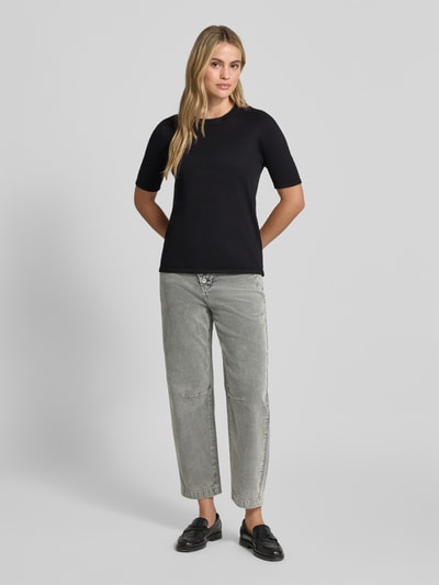 Modelka nosi Relaxed Fit Cordhose aus Baumwoll-Mix Modell 'Malibu' von Buena Vista, jasnoszary kolor, kobieca sylwetka, widok z przodu, damska cordhose od Buena Vista