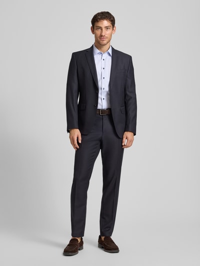 Männermodel trägt Regular Fit Business-Hemd aus Baumwolle mit Kentkragen von ETERNA, hellblau, 1/2-Arm, Ganzkörperansicht von vorne. Rückenlänge bei Größe 40: 80 cm, Schulterbreite 47 cm, Ärmellänge 27 cm.