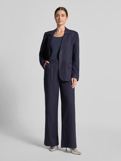 Frauenmodel trägt Straight Fit Anzughose mit Viskose-Anteil von LOLLYS LAUNDRY, dunkelblau, feine Streifen, Bund mit Gürtelschlaufen, Ganzkörperansicht von vorne.