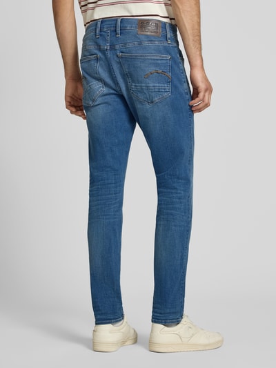 Männermodel trägt Slim Fit Jeans im 5-Pocket-Design Modell 'REVEND' von G-Star Raw aus Baumwoll-Mix mit Stretch-Anteil, Ganzkörperansicht Rückansicht.
